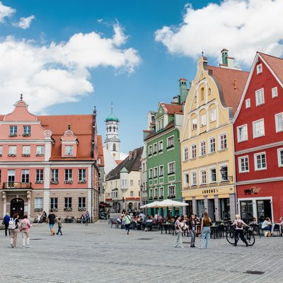 Der Marktplatz in Memmingen in Bayern lädt zu spontanen Entdeckungen zwischen Altstadt, Genuss und Sommergefühl ein.