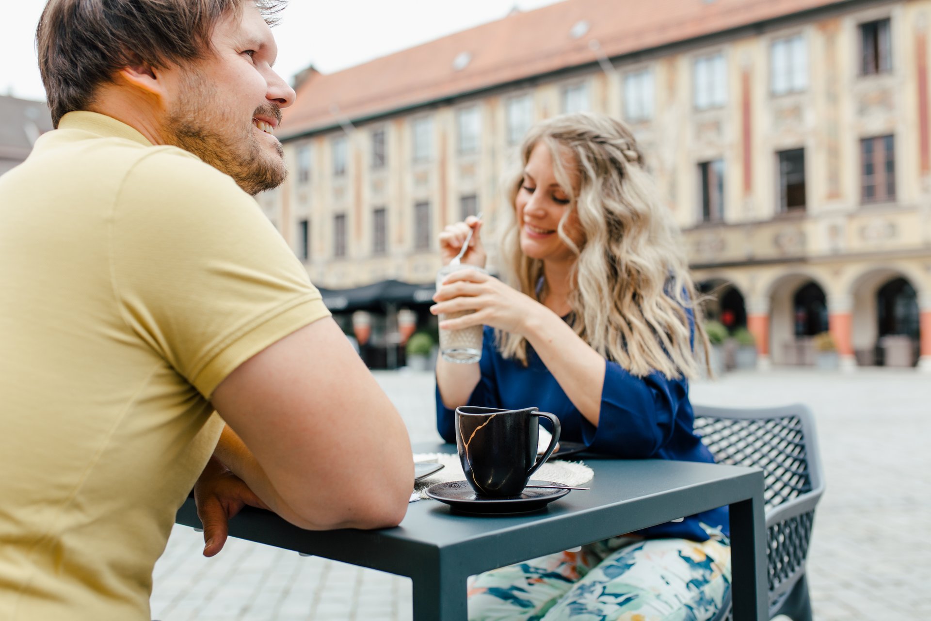 Entspannter Cafémoment am Memminger Marktplatz in Bayern mit Blick auf die historischen Arkaden