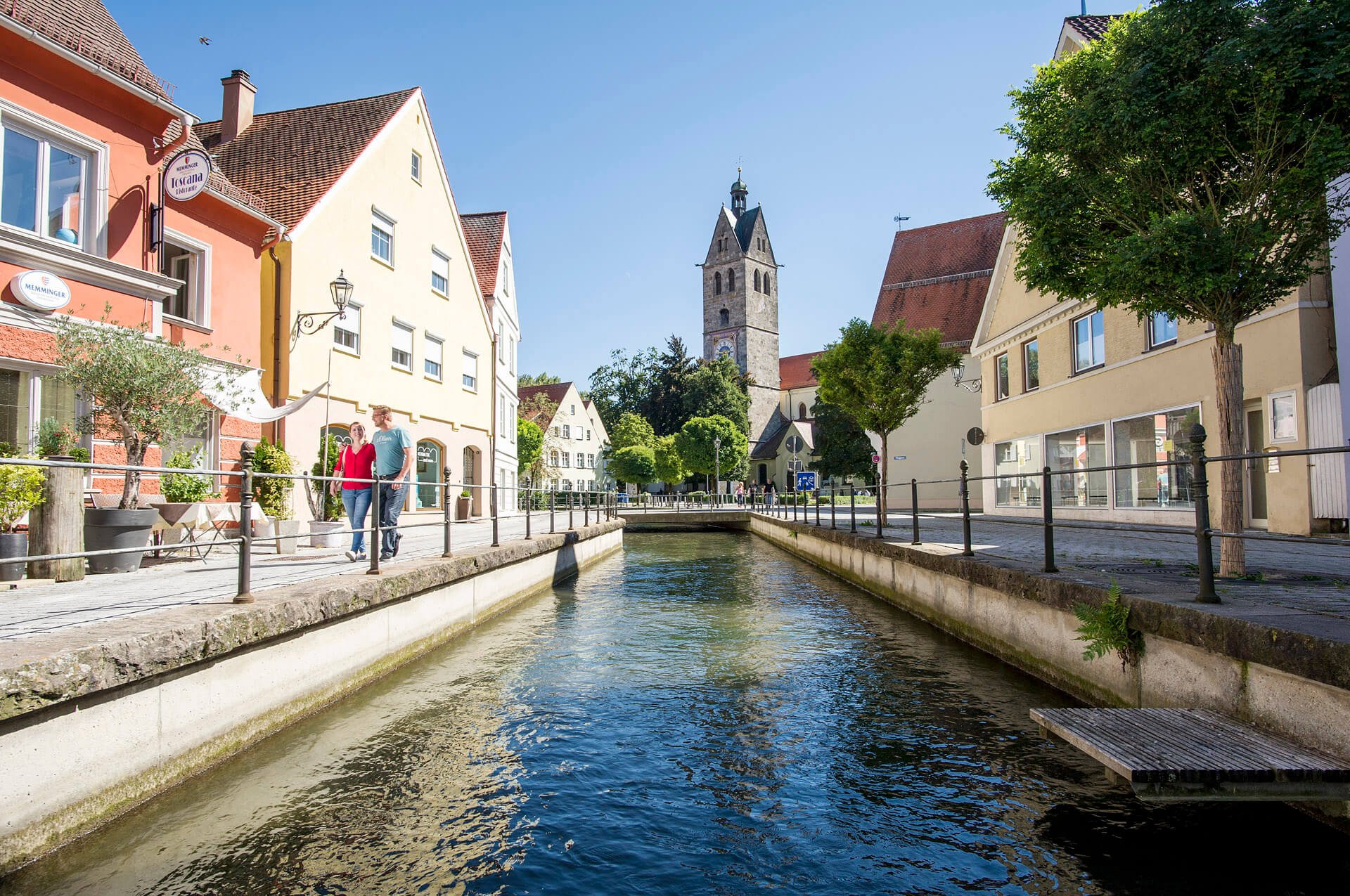 Der Stadtbach vor der Frauenkirche verleiht Memmingen in Bayern eine ruhige Altstadtatmosphäre voller Leichtigkeit