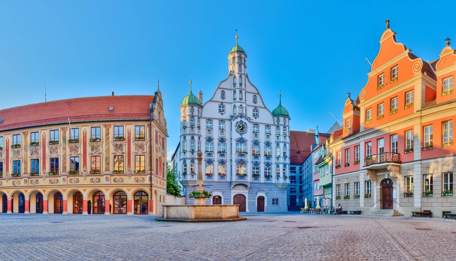 Marktplatz mit Rathaus, Steuerhaus und Großzunft in Memmingen. 